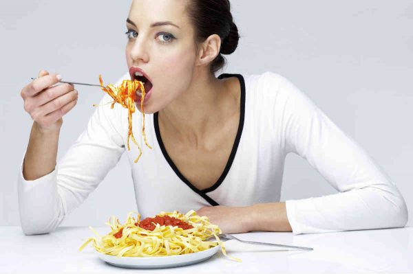 zena oholo zdere spagete