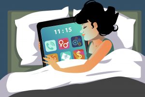 Internet zavisnost: žena u krevetu sa tabletom