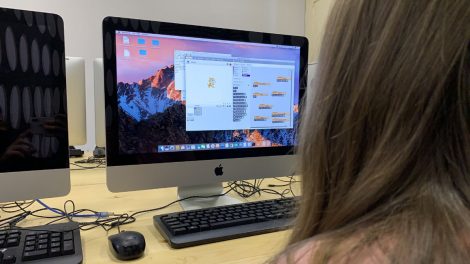 Devojčica programira u školi Da Vinči